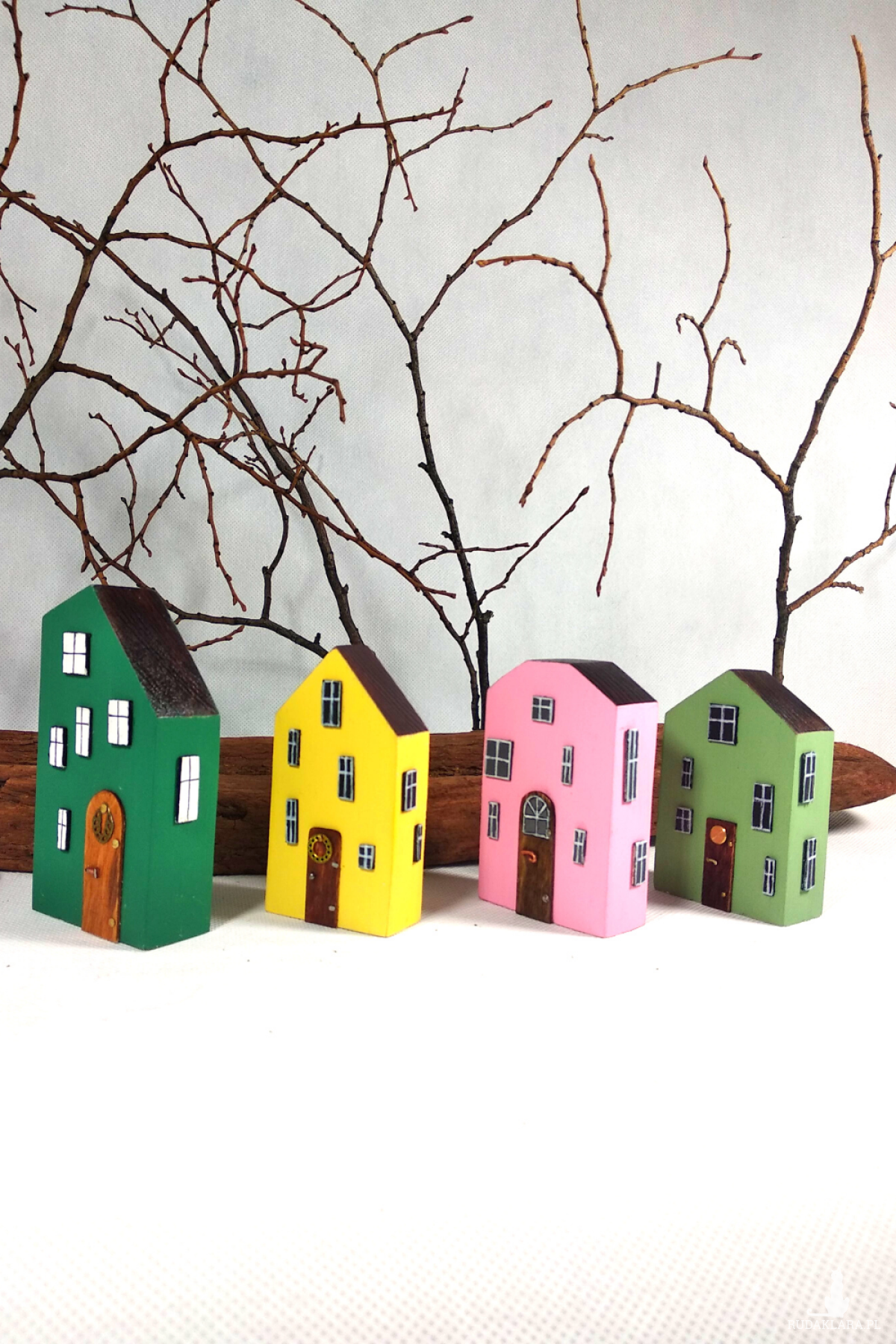 Kolorowe domki drewniane - dekoracja wnętrza